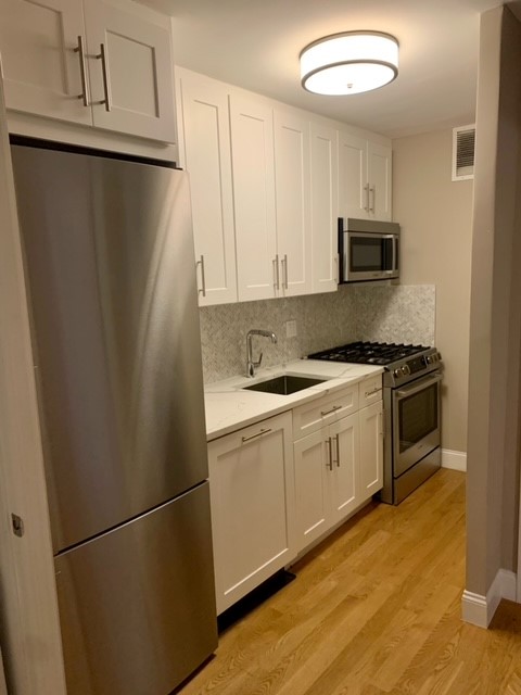 1 bed, 1 bath, 813 sqft, $5,800, Unit 16FW