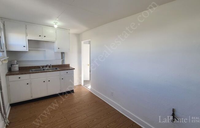 1 bed, 1 bath, 800 sqft, $600, Unit Upper