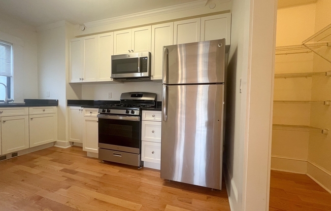 2 beds, 1.5 baths, 924 sqft, $2,880, Unit 12