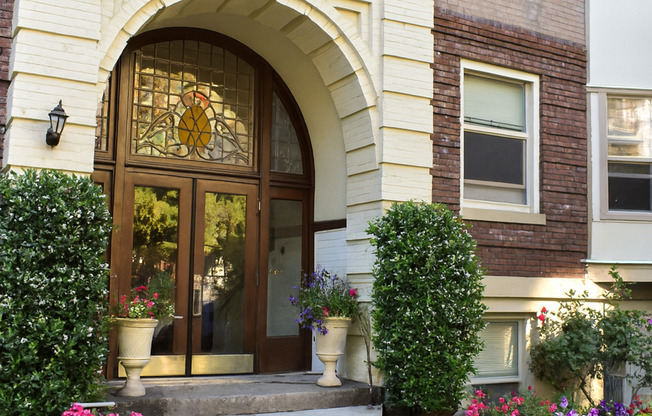 Rialto Court Apartments | MOVE-IN SPECIAL: ONE MONTH FREE RENT