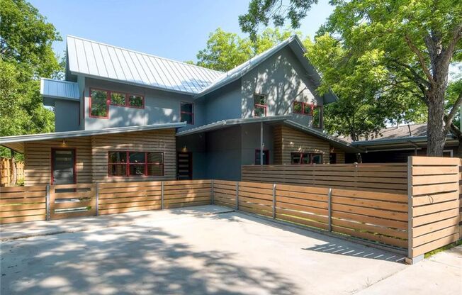Luxurious 4-bedroom Townhome