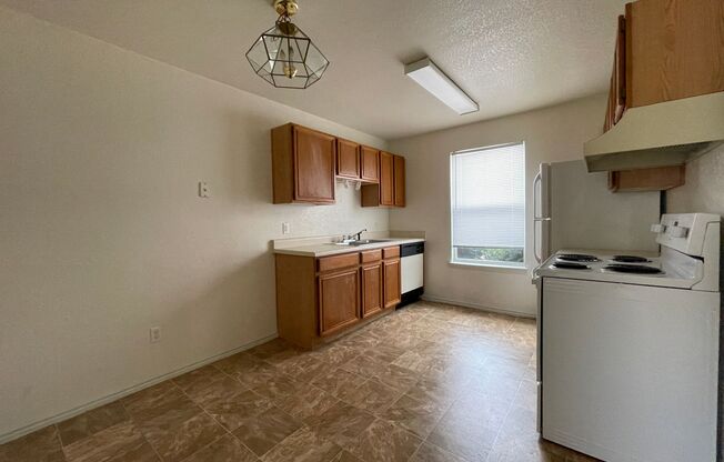 2 beds, 1 bath, 795 sqft, $695, Unit # B