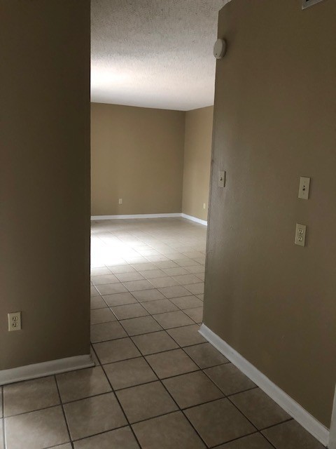 2 beds, 1.5 baths, 950 sqft, $900, Unit 3