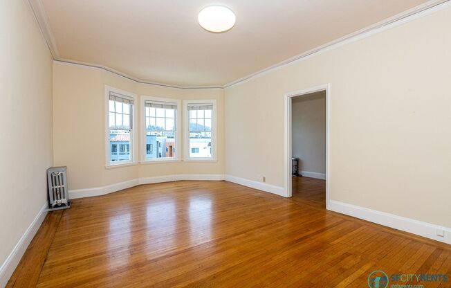 Sunset: Massive Studio Apartment w/ Views, Onsite Laundry & Optional Parking