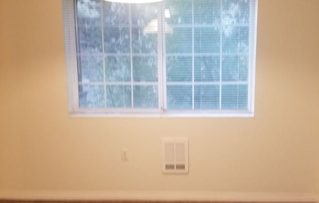 2 beds, 1 bath, 750 sqft, $1,375, Unit Bluff-7