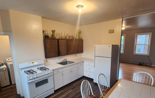 3 beds, 1 bath, 1,100 sqft, $2,800, Unit 2