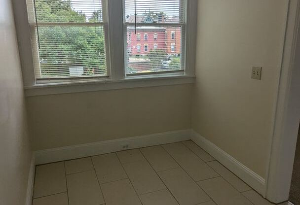 1 bed, 1 bath, $625, Unit 205