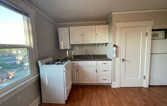 Studio, 1 bath, 300 sqft, $950, Unit 11