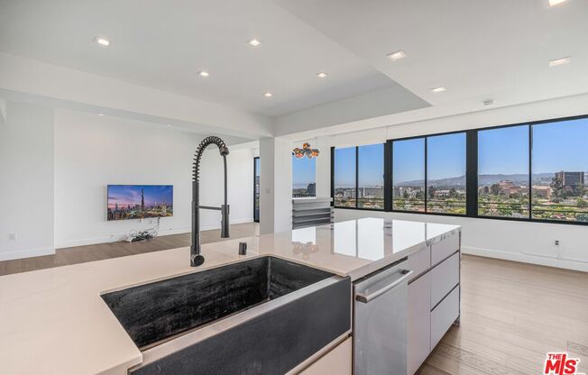 2 beds, 2.5 baths, 1,372 sqft, $6,495, Unit 1812