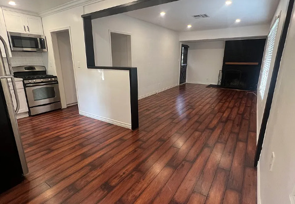5125 CANOGA AVE