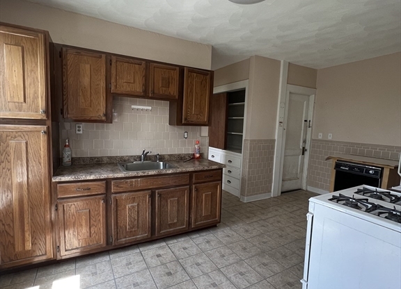 1 bed, 1 bath, 800 sqft, $2,300, Unit 2l