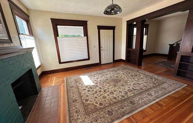 4 Bedroom Home Just Outside Of Albany With Plenty Of Parking.