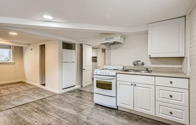 Charming 1Bed/1Bath Daylight Basement in Desirable Wallingford Triplex!