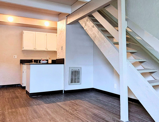 1 bed, 1 bath, $1,200, Unit 31