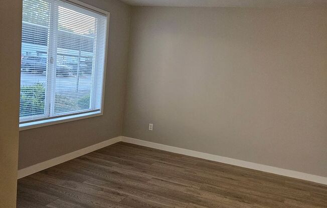 3 beds, 1 bath, 863 sqft, $1,525, Unit 2424-09