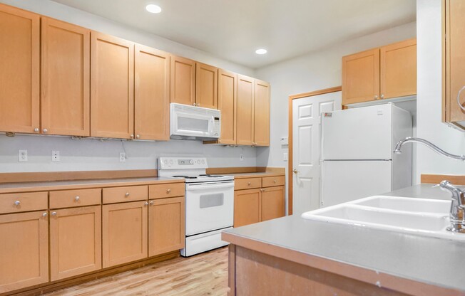 Inviting 3-Bedroom Home with Open Den in Red Oaks