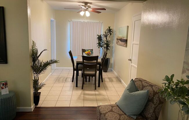 2 beds, 1 bath, $2,295, Unit 639 W Pomona Blvd, Unit C