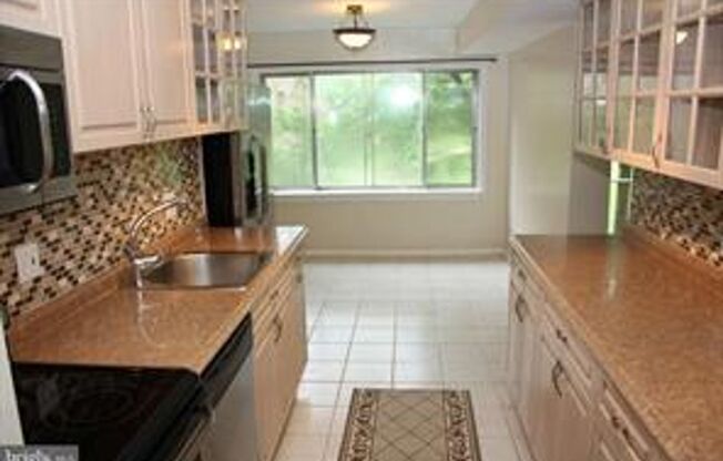 3 BEDROOM CONDO WITH BALCONY, ALL UTILITIES INCLUDED