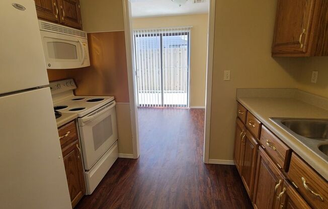 2 beds, 1.5 baths, $900, Unit 2338 Highview