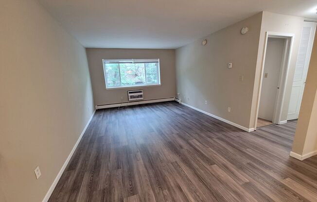 2 beds, 1 bath, $1,425, Unit 316