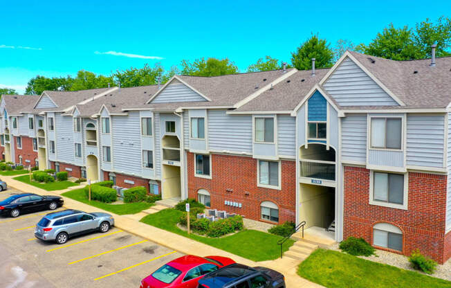 Expertly Maintained Grounds at Glenn Valley Apartments, Battle Creek, 49015