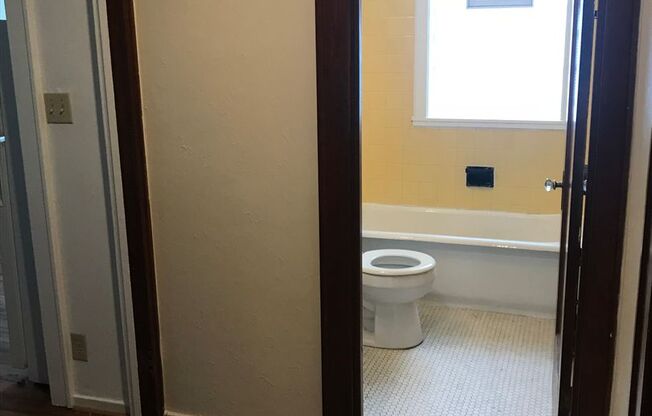 2 beds, 1 bath, 650 sqft, $1,195, Unit 298-3