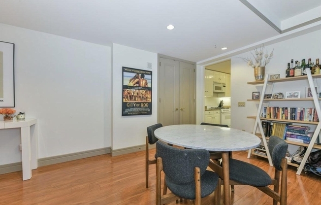 1 bed, 1 bath, 843 sqft, $4,300, Unit 810