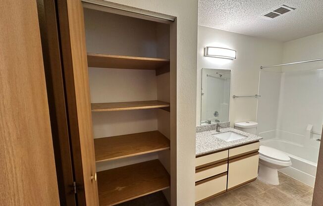2 beds, 1 bath, 974 sqft, $1,500, Unit 70-204