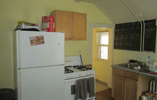 3 beds, 1 bath, $1,500, Unit 2