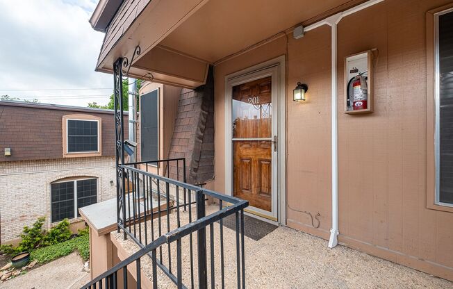 Classic 2 Bedroom, 1 Bath Condo in w/ Swimming Pool in North Austin!