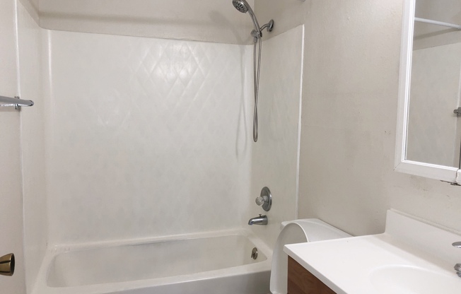 2 beds, 1 bath, $1,300, Unit 04