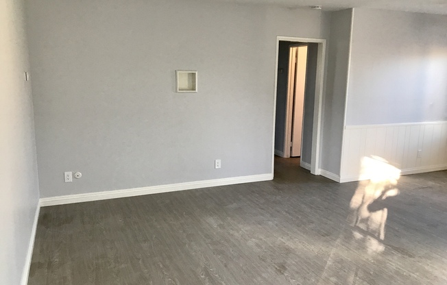 2 beds, 1 bath, $2,300, Unit 4