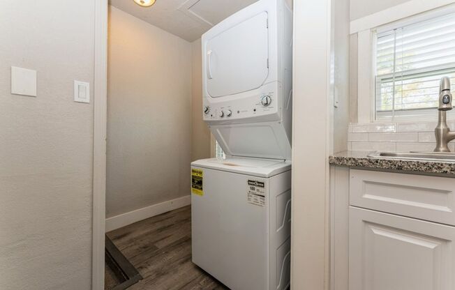 2 beds, 1 bath, $1,995, Unit Upper