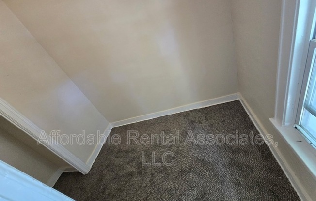 1643 S 7 ST