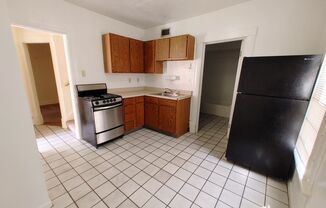 2 beds, 1 bath, $1,400, Unit REAR