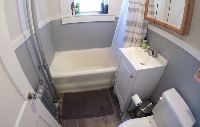 1 bed, 1 bath, $2,400, Unit 24