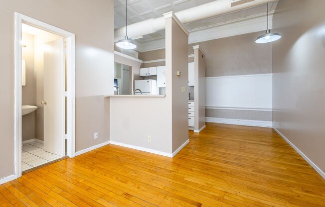 2 beds, 1 bath, 825 sqft, $899, Unit 3819 Jones St #201