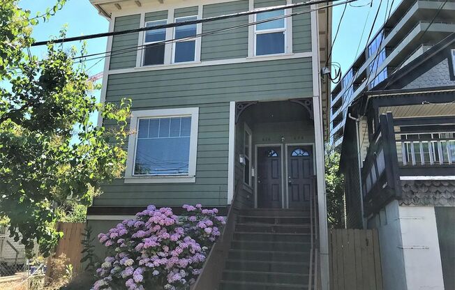 628 SW Sherman Street ~ Charming Unit near PSU!