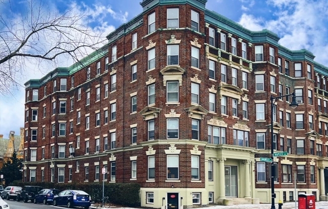 2 beds, 1 bath, 650 sqft, $3,400, Unit 303