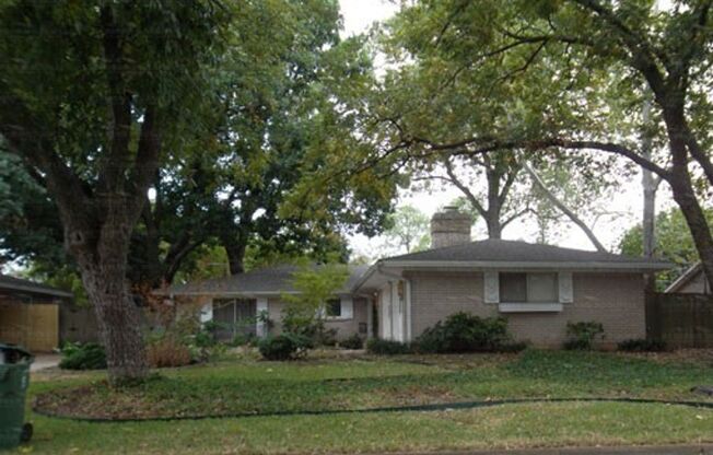 104 W. Lavender Ln Arlington, TX 76010