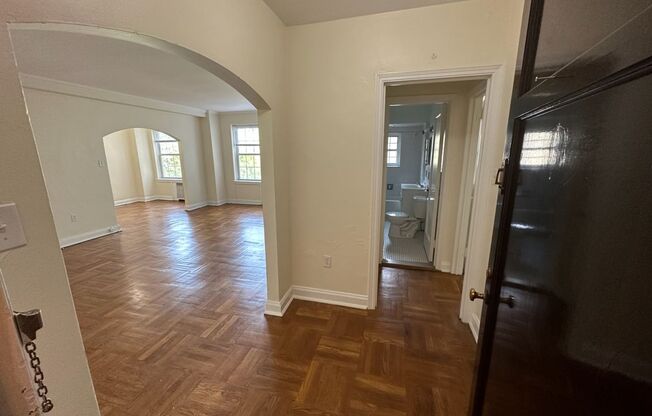 1 bed, 1 bath, 768 sqft, $1,400, Unit Royal York 704