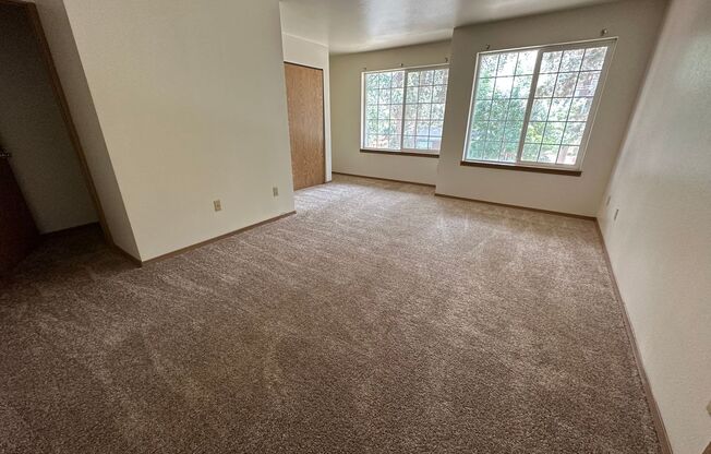 Townhouse Close to COCC! All Appliances, W/D Hook-up, Attached Garage, Water/Sewer paid!