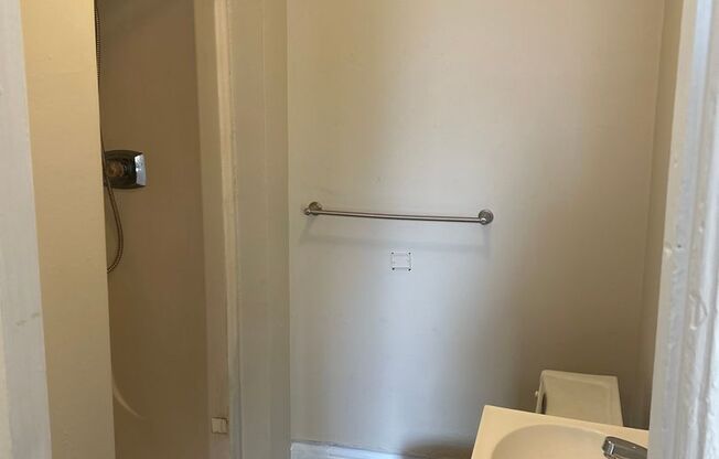 1 bed, 1 bath, 700 sqft, $800, Unit 1