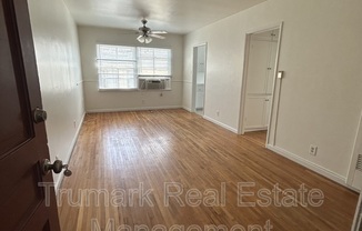 3739 LOS FELIZ