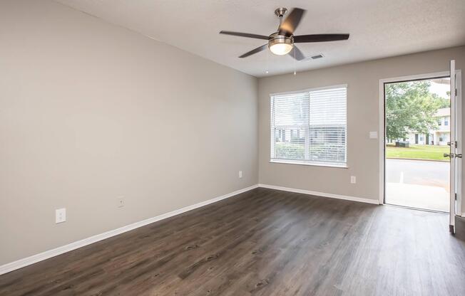 3 beds, 2 baths, 1,096 sqft, $1,550