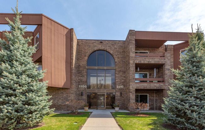 Large 1BR Condo with Patio, Heated Parking, Pool, Sauna & Tennis Courts!