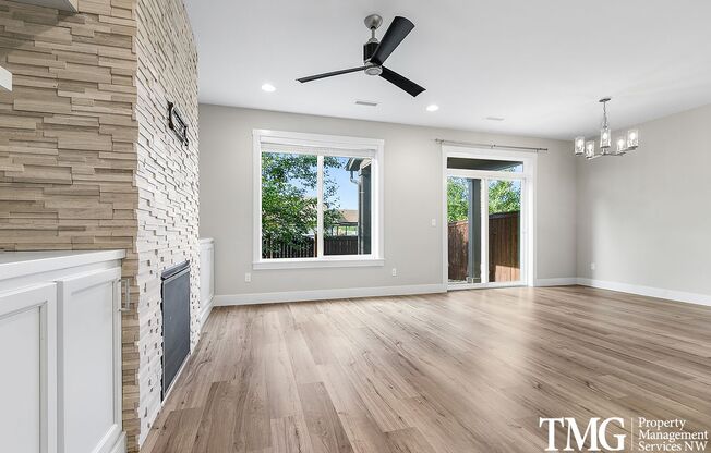 3 Bedroom 2.5 Bathroom Townhome in Great Brush Prairie Location!