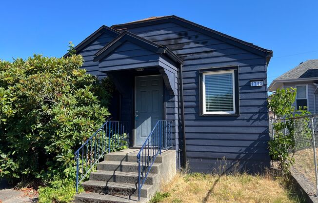 Three Bedroom in the Heart of Bremerton. PSNS Across the Street! Available for Rent.