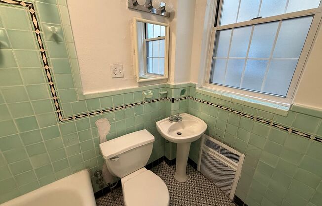 1 bed, 1 bath, 962 sqft, $1,510, Unit New King Edward  306