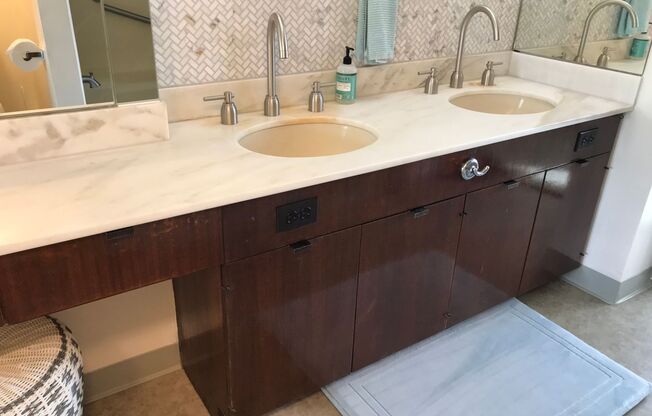 1 bed, 2 baths, $4,300